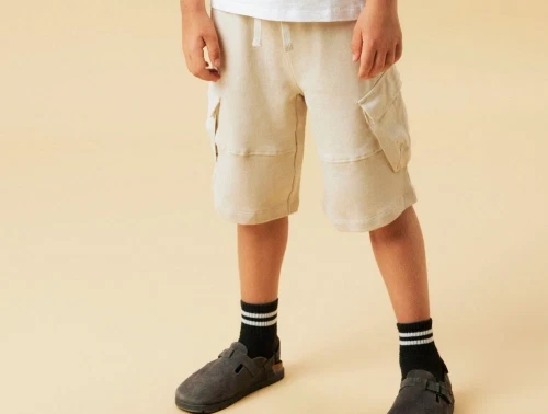 Dreng klædt i beige sweatshorts med cargolommer fra Name It 13244130 peyote